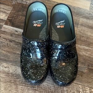 Dansko XP 2.0 Shiny Black Clogs